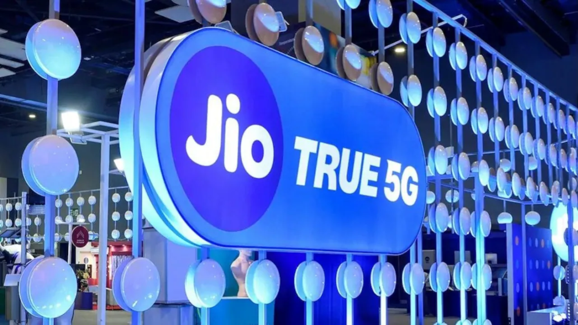 Reliance Jio suffers nationwide outage, affecting WhatsApp and Instagram access for users.